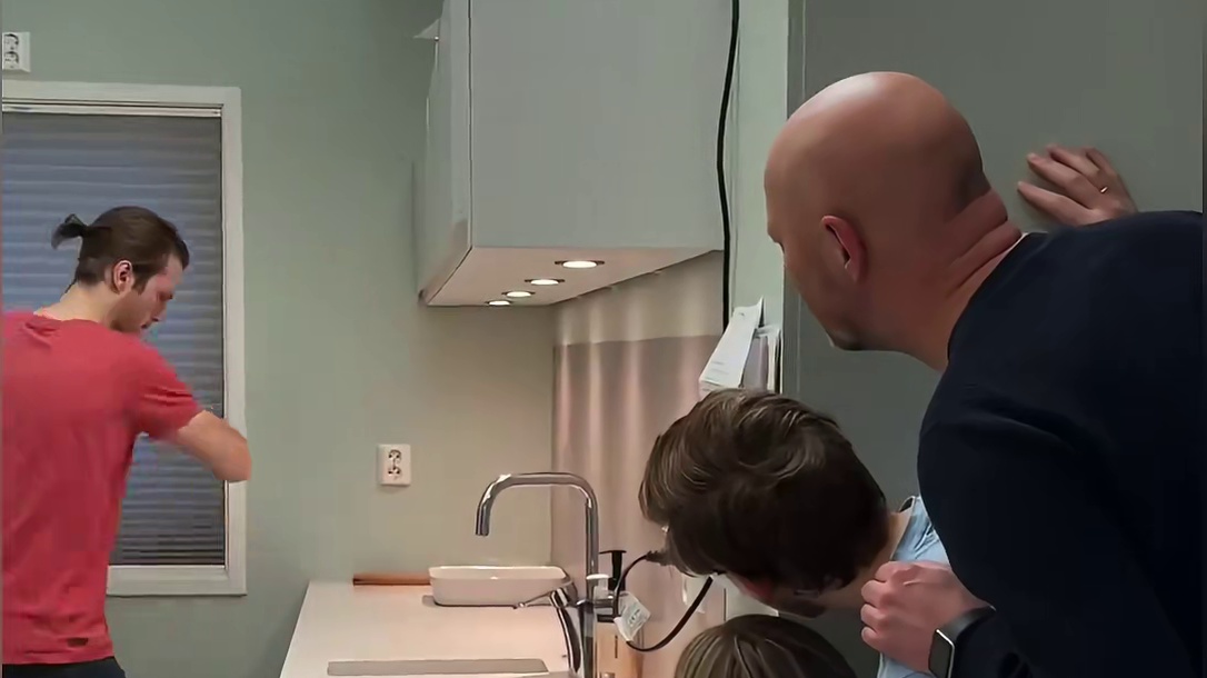 老外克里斯的回国日常，我承认我一个地道的中国人都没他会的多#外国人 #中国美食 #文化差异 #看一遍