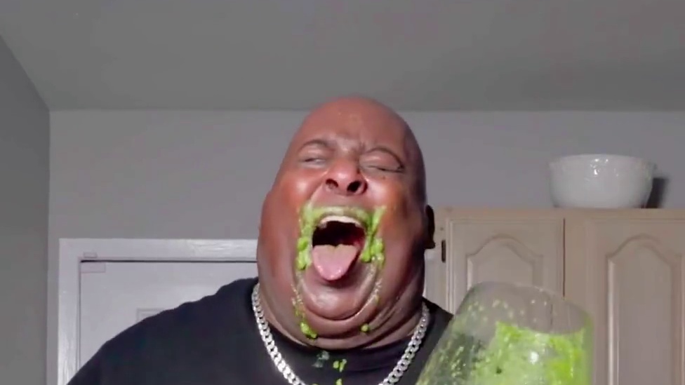 男人发起连续喝3个月蔬菜汁的挑战，没想到却从中发现了巨大商机！#果蔬汁  #芹菜  #涨知识