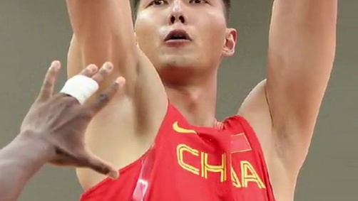 前方是广东宏远队主场，易建联曾在这里挥洒14年青春，陪伴了一代球迷的青春，我们选择相信你，也永远会支