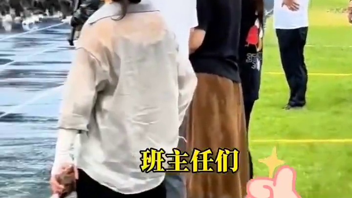 四川一学校，军训汇演中途突降暴雨，校领导和老师们陪着学生一起淋雨，直到军训结束，立马让学生回寝室洗热