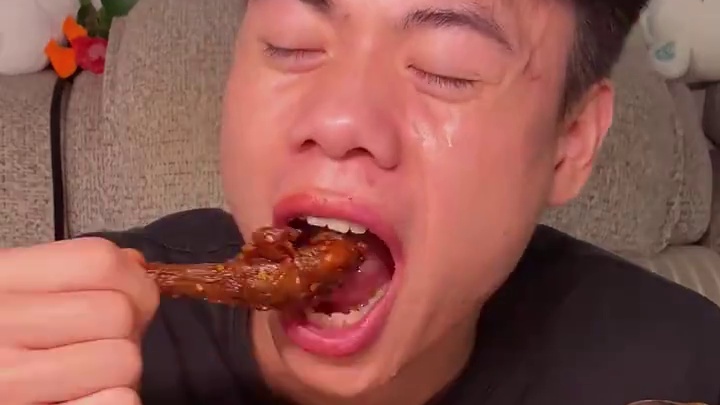 喜欢吃辣的一定要试试这个湖南的爆辣鸭小腿，一口下去嚼劲十足，爆辣过瘾，真的香#妈呀太香了 #无辣不欢