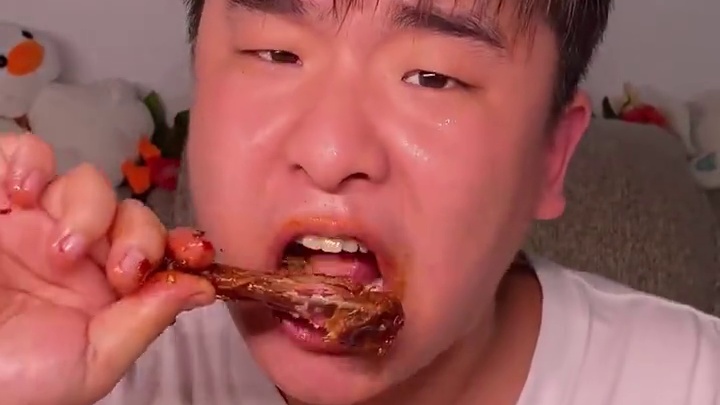 喜欢吃辣的一定要试试这个湖南的爆辣鸭小腿，一口下去嚼劲十足，爆辣过瘾，真的香#好吃到停不下来 #妈呀