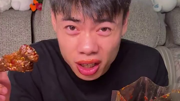 不得不说这个湖南的爆辣鸭小腿是真的香，一口下去嚼劲十足，爆辣过瘾#妈呀太香了 #好吃到停不下来 #无