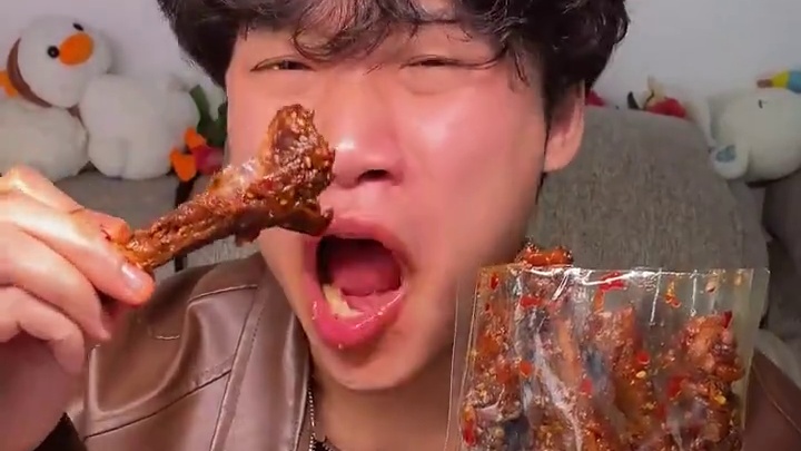 这个湖南的爆辣鸭小腿是真的辣，里面加了印度魔鬼椒，我才吃了几个就不行了#无辣不欢 #好吃到停不下来 
