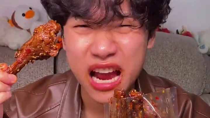 湖南人做的爆辣鸭小腿是真的辣，里面加了印度魔鬼椒，一口下去嚼劲十足#好吃到停不下来 #妈呀太香了 #