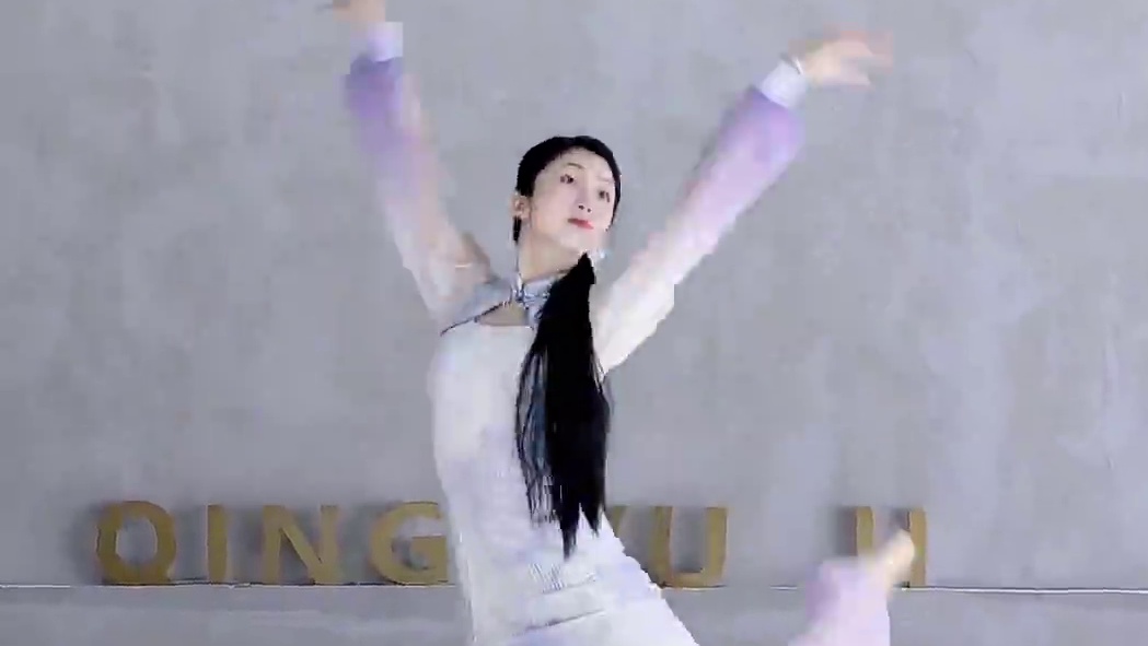 “远山如黛，近水含烟” #国风古韵 #古典舞 #东方美学 #九重楼 #古风 动作来自《青山远黛》片段