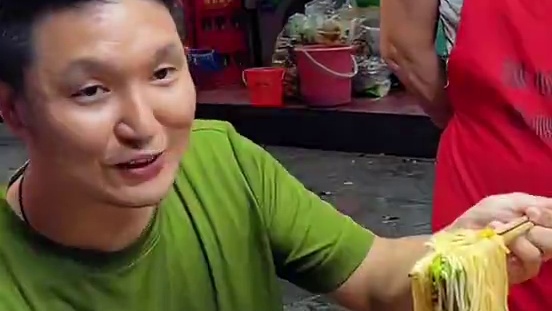 贵州帅哥挑战5两螺蛳粉，竟然还要加辣？#螺蛳粉