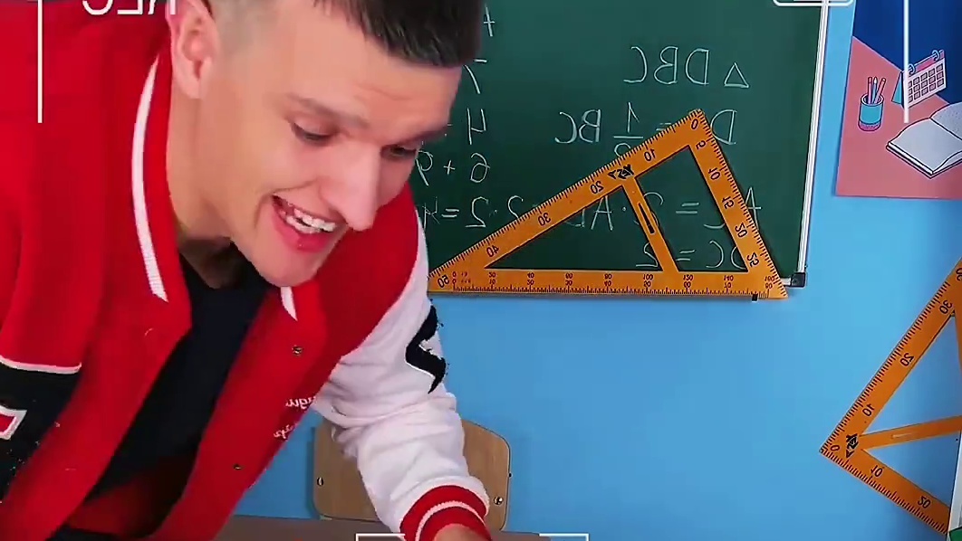 把胶水挤在头发上面，为了恶搞男同学真拼了！ #哈哈哈娱乐一下 #逗你一笑烦恼忘掉 #意想不到的结局 