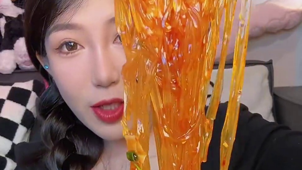 陈薯真的没啥毛病就是好吃 晶莹剔透红薯粉 又酸又辣又麻 很开胃 #陈薯酸辣粉 #酸辣粉 #一起来嗦粉