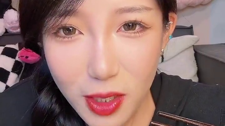 海带丝和蒜薹是这个面的灵魂 香香麻麻辣辣的 #爱吃辣 #麻辣香锅泡面 #今麦郎麻辣香锅面