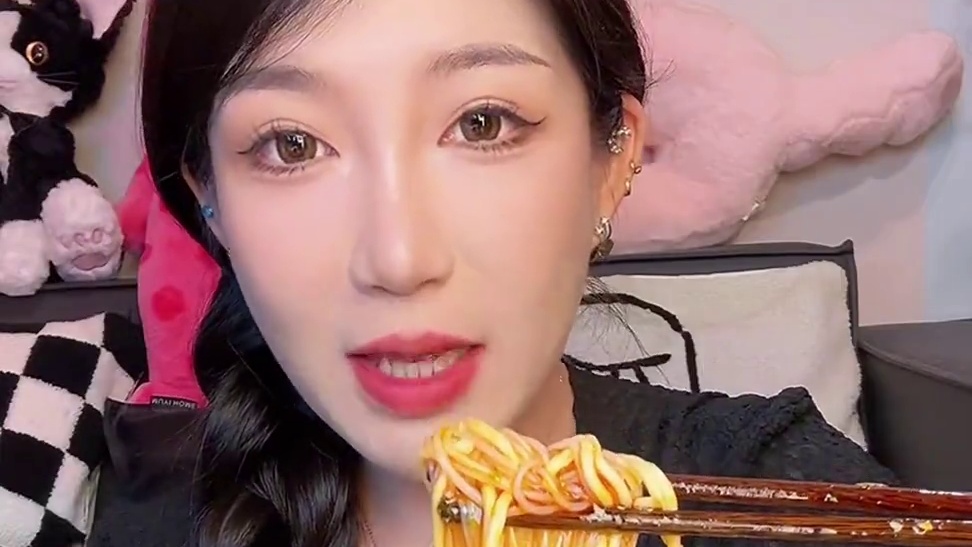 有粉有面有鸡蛋！一桶吃的嗷嗷饱 推荐大家拍混合的哇 这几个味道都很不错！ #粉面菜蛋 #爱吃面 #思