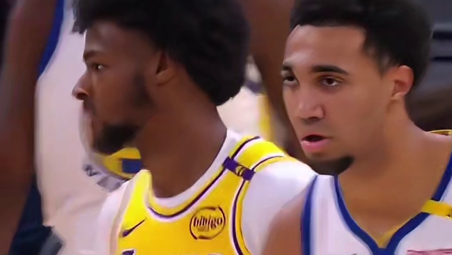 布朗尼首发开局就得分，观众席上詹姆斯乐开花了