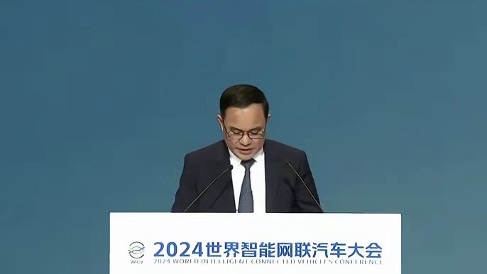 智能网联新变革引领汽车产业迈入数智新时代，随着5G、AI等一系列新技术群的突破，汽车正演变为具有“移