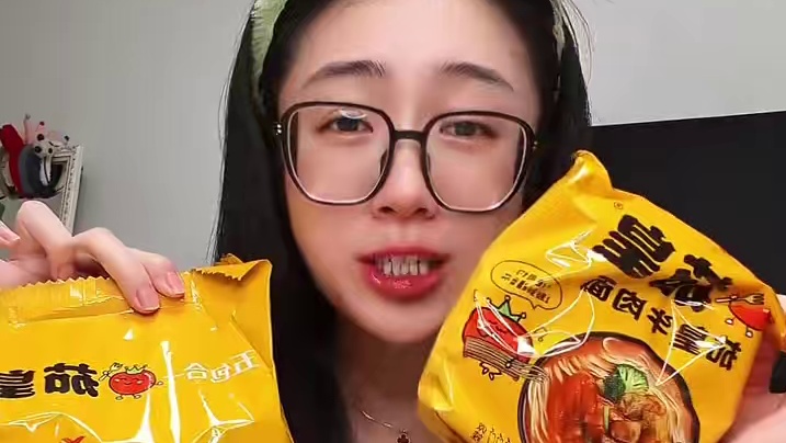 浓郁的番茄汤底和劲道爽滑的面条，一整个大满足！#茄皇番茄牛肉面 #泡面 #灵魂宵夜 #妈呀太香了 #