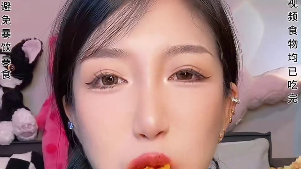 来啦来啦 肉饼和泡面#谁懂这一口的好吃程度 #哎呀妈呀太香了 #这一碗好过瘾