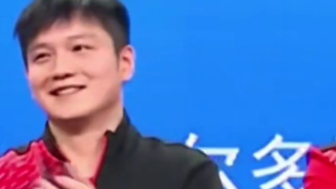 许昕让2追3逆转夺冠，上海队3-1击败黑龙江队，樊振东开心极了