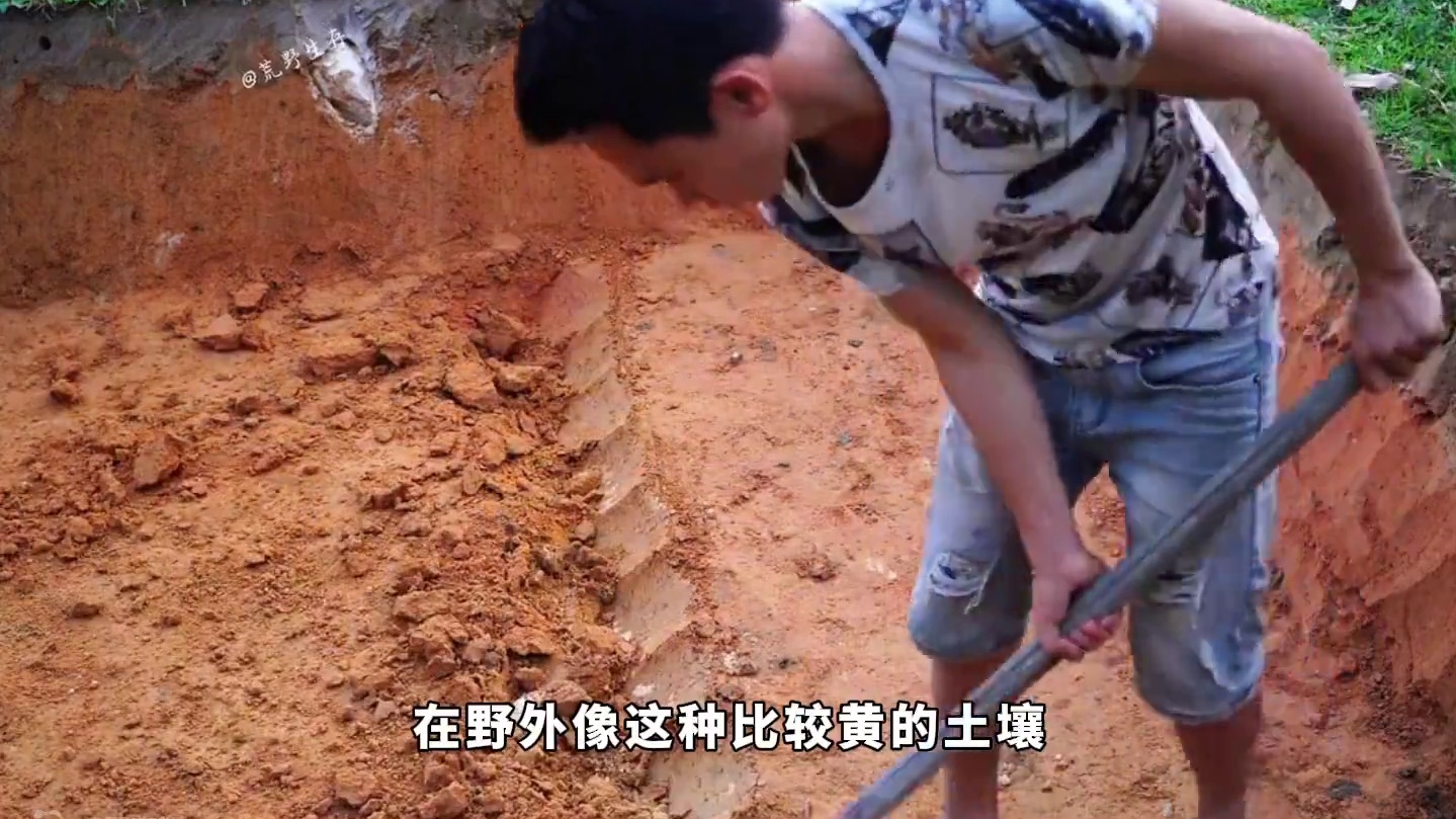 当别人还在三天饿九顿的时候，这个男人早已经挖出个一室一厅！ #野外建造 #荒野建造 #解压