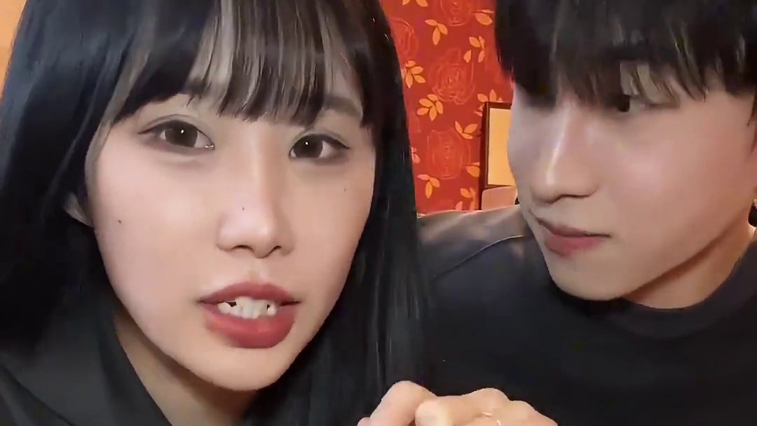 和韩国男友第一次吃曹氏鸭脖 自从上次吃了缺牙吃 这次没敢点爆辣啥的 点了中辣 #中韩情侣 #vlog