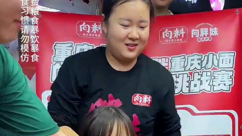 重庆猛女单挑广西辣王，这满满一盆小米辣，重庆女人绝不服输！#哎呀妈呀太香了 #这一碗好过瘾 #美食 