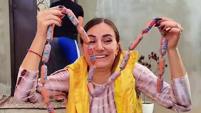 在西瓜里面藏香肠，这招数简直太秀了！ #哈哈哈娱乐一下 #是时候展现真正的技术了 #意想不到的结局 