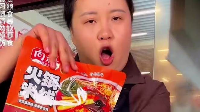 胖妹亲妈来挑战加麻加辣火锅米线，还没开始胖妹就已经汗流浃背了，不愧是胜似姐妹的母女！#妈呀太香了 #
