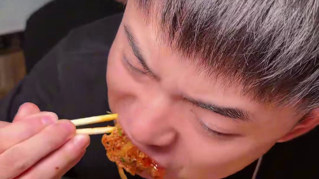 定西宽粉配上西北辣子是什么神仙组合！丝滑爽口，香辣爆汁，感受两米长的宽粉被西北手艺人如何料理成爆爽碳