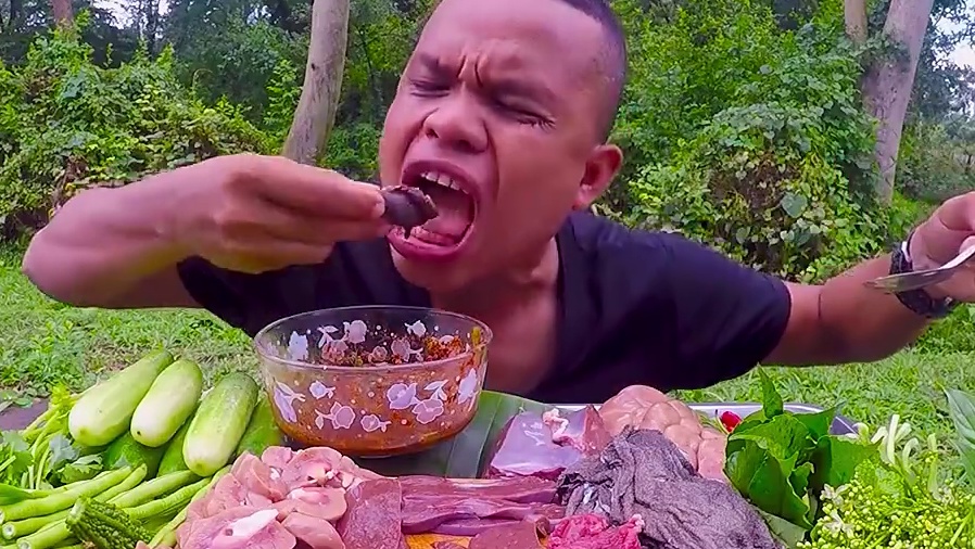 阿嘎吃新鲜蔬菜苦胆剁椒汁️大片鲜牛杂拼盘 #泰国美食 #户外美食 #美食 #泰国生活