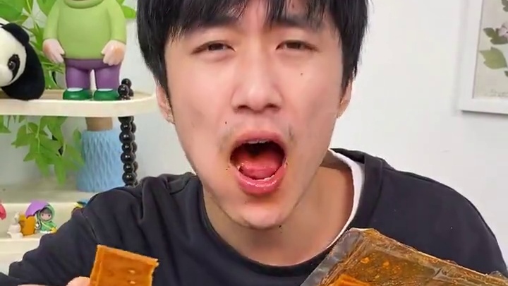 这个大千张吃起来香香辣辣的太好吃了#好吃到停不下来 #辣条 #妈呀太香了