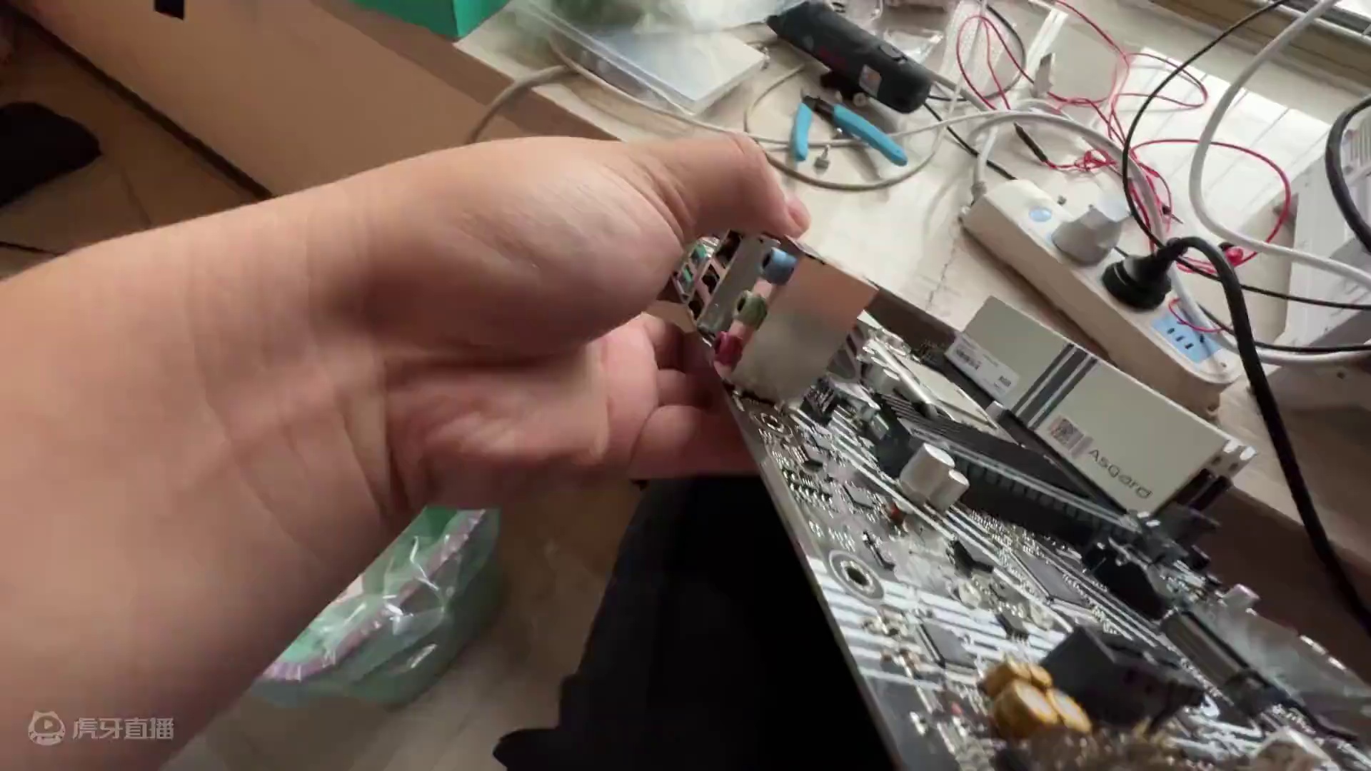 小姐姐花四百元请朋友装机硬盘都能装歪来？ 结尾有配置单#电脑 #装机 #长沙 #diy电脑 #电脑配