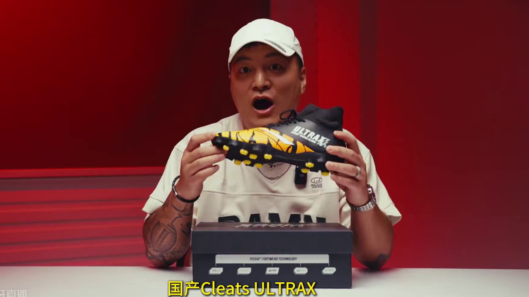 【国产钉鞋】这是是一双国产的Cleats 先来看看这个底——飞镖钉 见过吗？？
这是双什么鞋？？？
