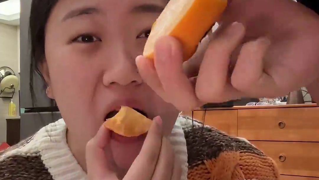 哇这个脆柿子刚从冰箱拿出来 又脆又甜 吃起来还凉哇的 呜呜呜