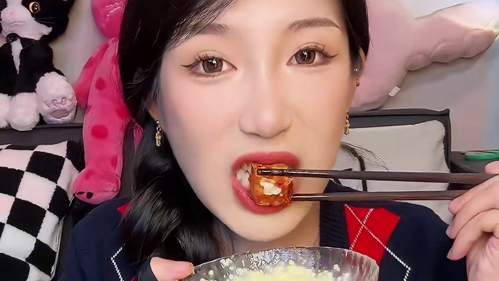 这个豆腐乳很合适哦！没有科技狠活 自然发酵 湖南风味 香香辣辣 软糯的口感！要搭配东西一起吃哦 空嘴