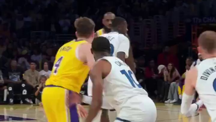 【现场直击：克内克特助攻海斯暴扣】新秀进入轮换效果显著！克内克特接球跳起传球挡拆顺下的海斯直接起飞双