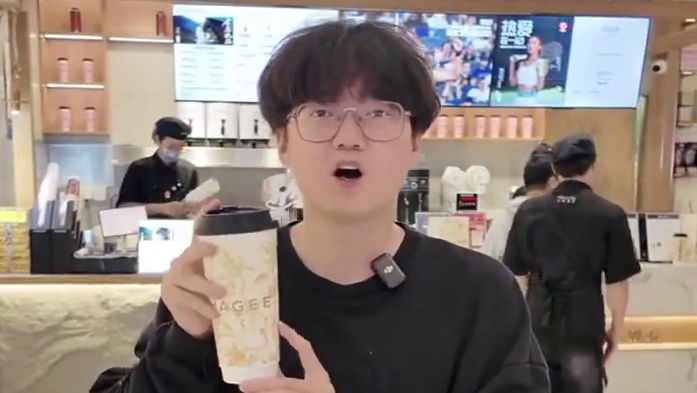 霸王茶姬披肩来啦 还有可爱毛绒包 心动的朋友们速冲#桂花香就见面 #霸王茶姬桂馥兰香 #山东霸王茶姬