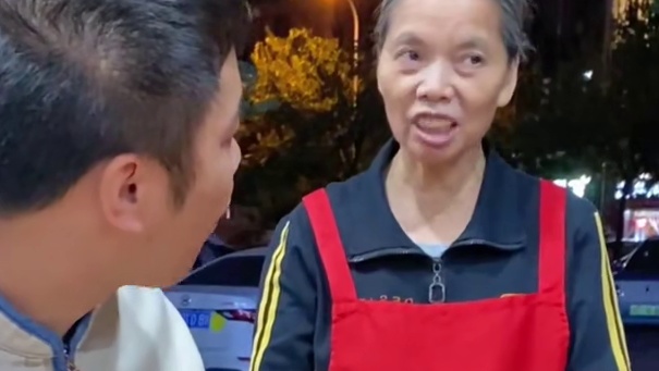 你信不信我一口吃完这跟香肠？#螺蛳粉