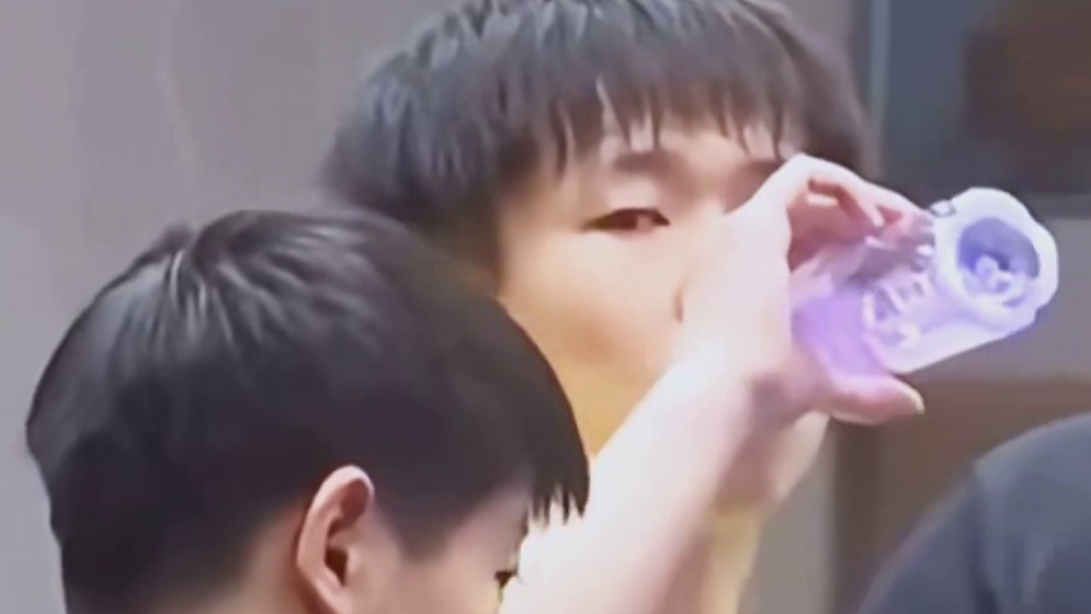 大头喜欢盯莎莎，两人一起时氛围感十足，看两人拥抱时主持人都跟着欢呼。#看见音乐计划