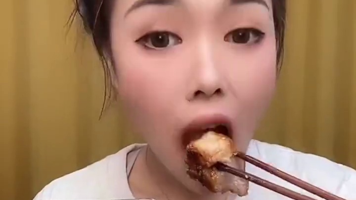 大口吃肉的感觉真好~