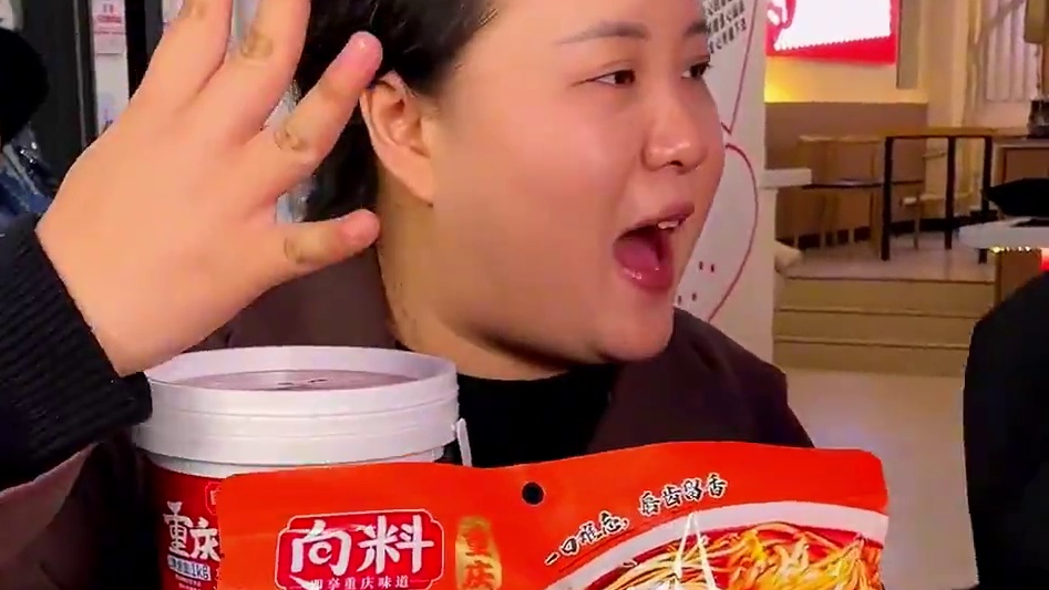 美女律师挑战1斤火锅米线，居然还给胖妹准备了惊喜，女孩子太可爱了吧！#美食 #挑战 #米线#这一碗好