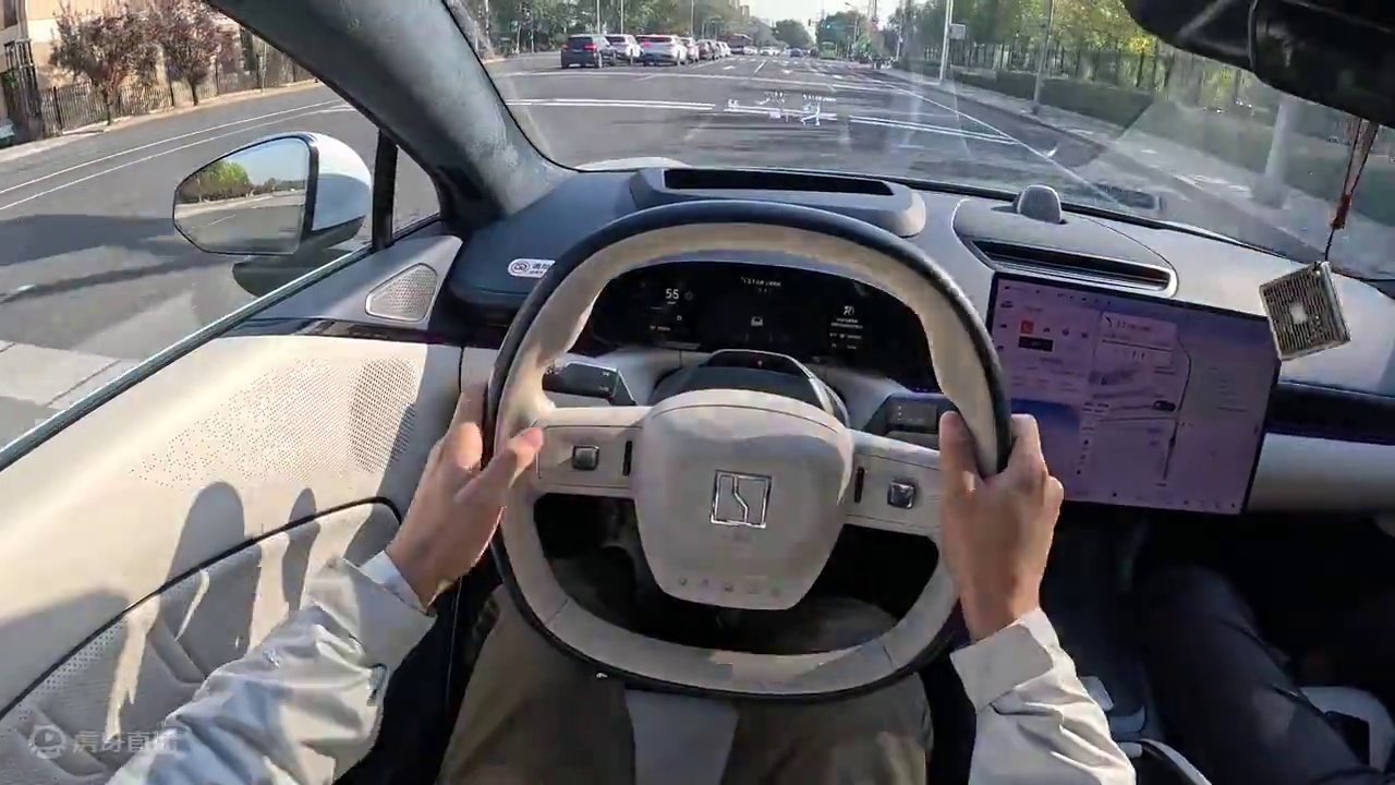 极氪007四驱智驾版第一视角：科幻美学，表现均衡