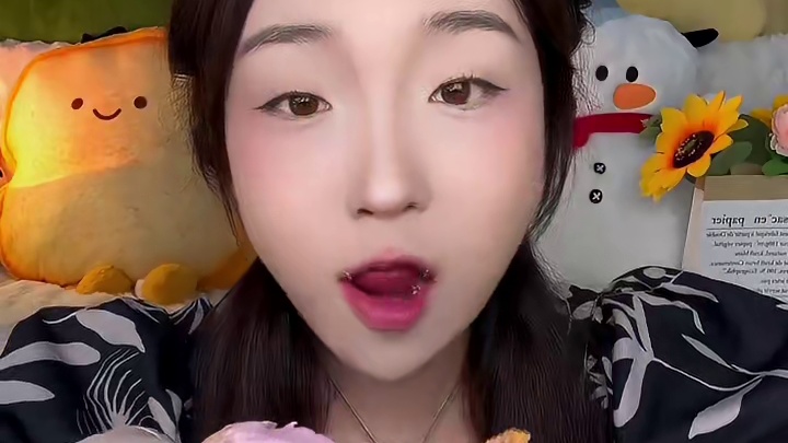 轻膳语家的爆浆麻薯团！一共是5个口味哦！他家馅料真的好多呀！吃起来像冰淇淋融化了一样！
每个口味都是