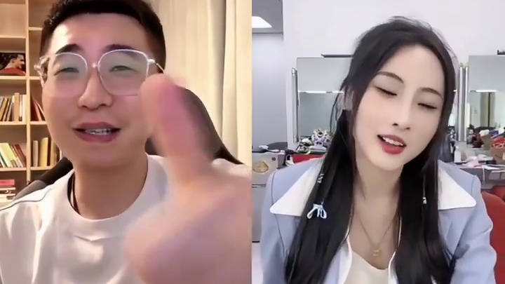 王多多直播模仿小虎手势舞，那小表情太像了，还和鼓鼓老师一起合拍了