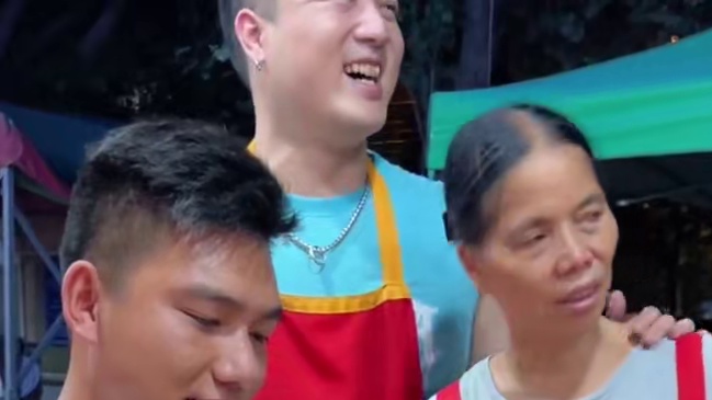 桂林帅哥挑战10碗爆辣螺蛳粉~你见这个样拿筷子的吗？#螺蛳粉