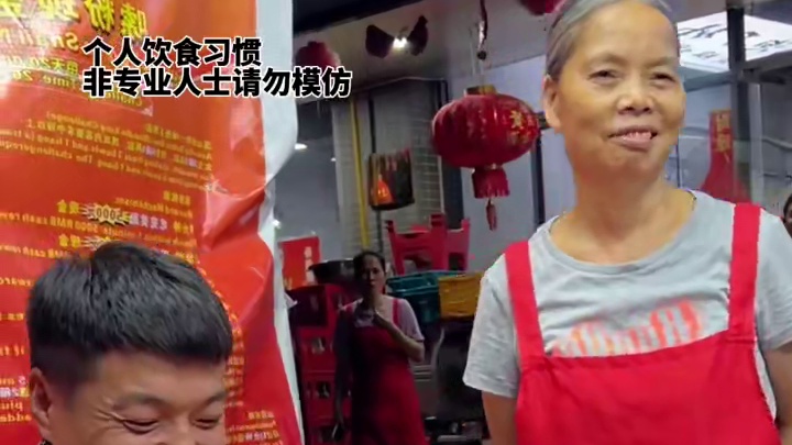 百万博主康不饱挑战阿姨螺蛳粉~阿姨血亏5000块~#螺蛳粉