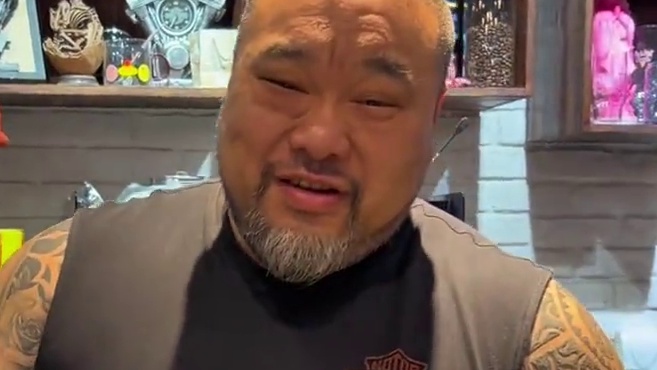 一片树叶感受人间温情！ 大哥外表凶悍！却藏着一颗善良的心。他和妻子经营的汉堡店，用美食传递温情。一个