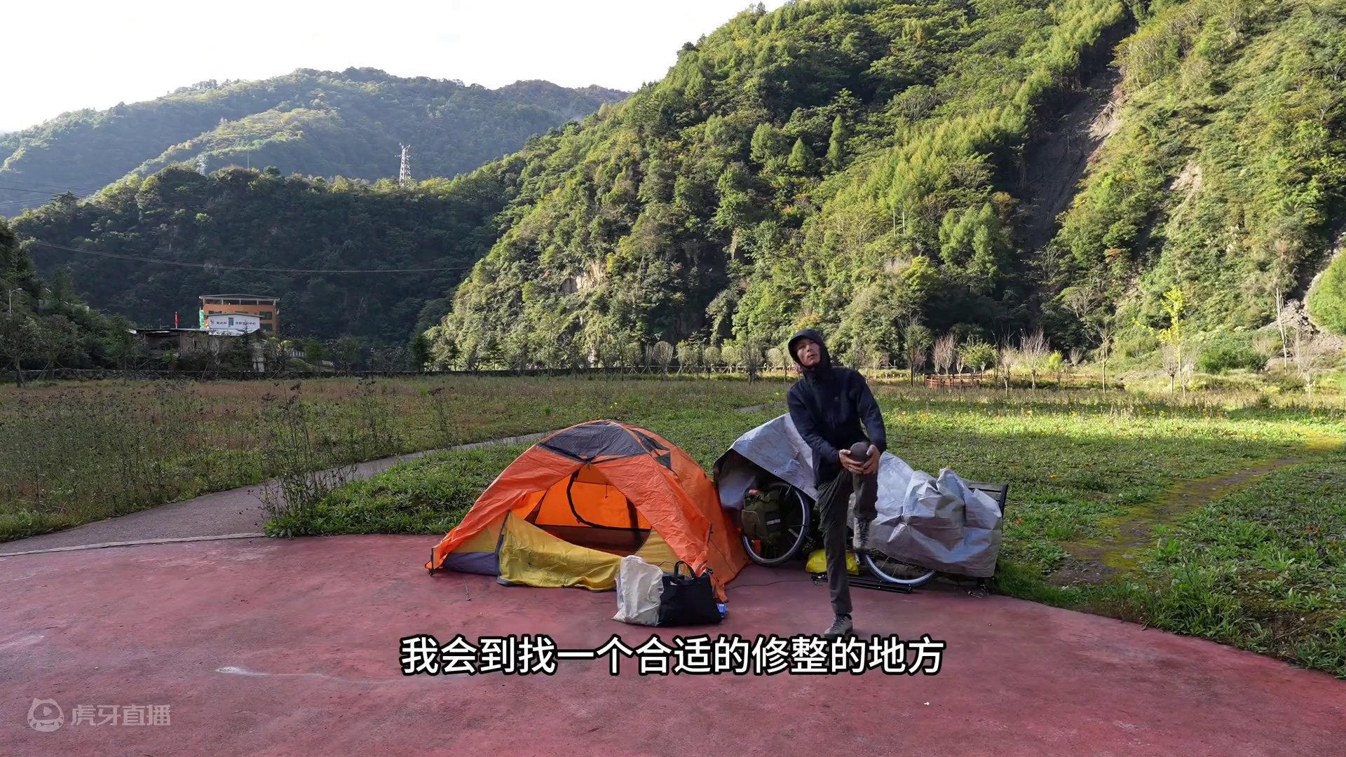 骑行四川去西藏，天黑峡谷里庇护所安全又防雨，晚上生火做饭吃 骑行四川去西藏，天黑峡谷里庇护所安全又防