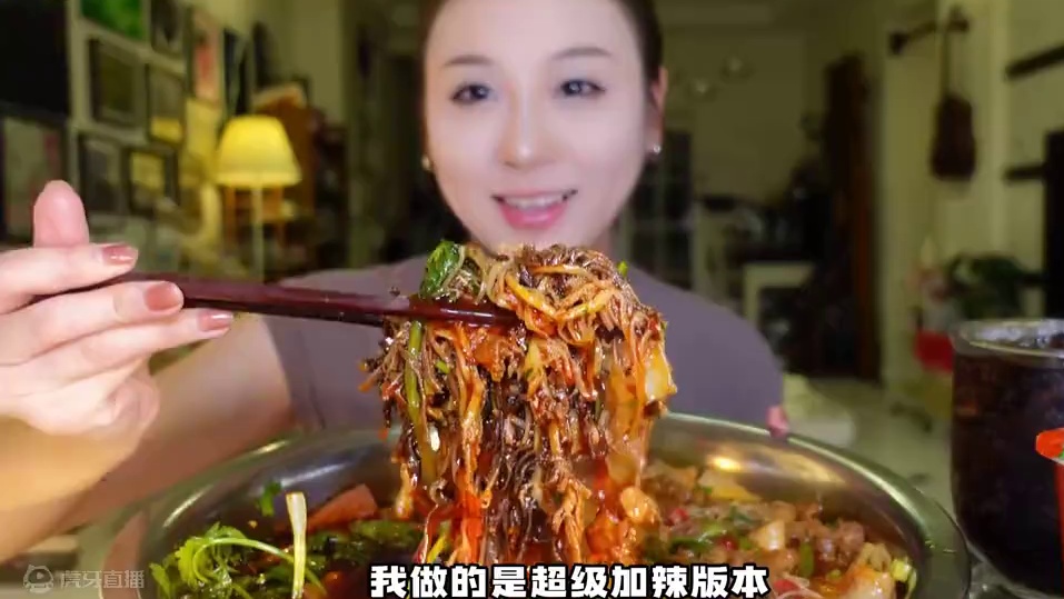 自制油爆爆大盆麻辣冒菜！一斤肥牛两斤毛肚还有午餐肉等一锅出，超豪华超过瘾~#冒菜 #毛肚 #谁懂这一