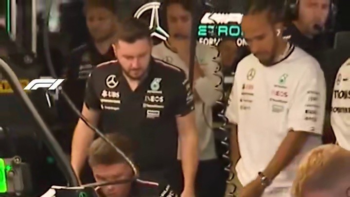 F1|汉密尔顿第一时间检查压上碎片的W15 安东内利在FP1中撞上碎片后，汉密尔顿是第一批检查W15