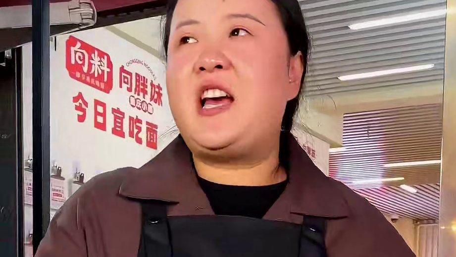 妹妹昨天边吃边耍手机没吃饱，今天挑战1斤面，闺蜜都惊呆了！#美食 #挑战 #吃面 #妈呀太香了 #这