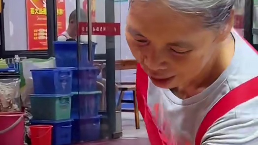 安徽帅哥挑战10碗爆辣~要打破八戒记录拿走5000块奖金~#螺蛳粉  #吃遍全国非