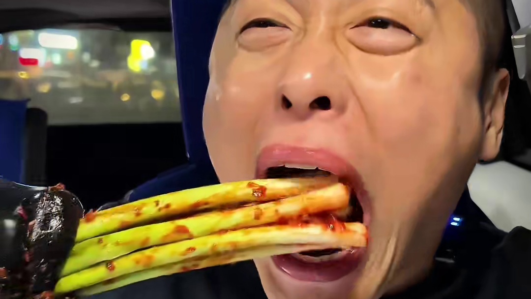 深夜东北大血肠快乐水嘎嘎香 #东北血肠 #深夜放毒 #大口吃肉的感觉真好 #妈呀太香了